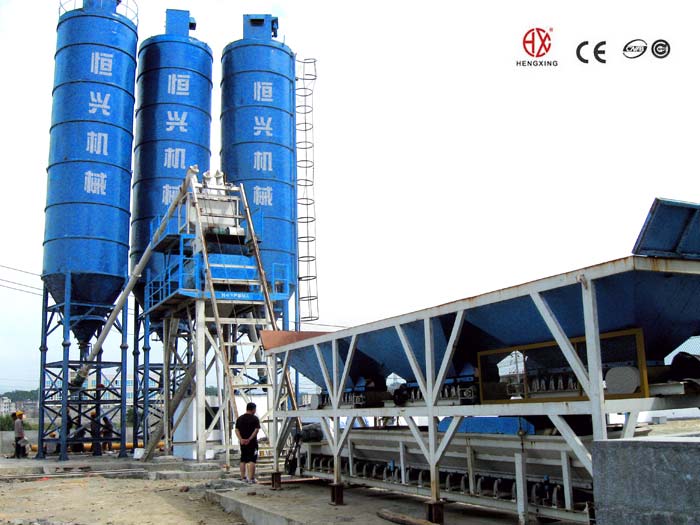 快裝式(shi)(提鬥式)混(hùn)凝土攪拌(ban)設備