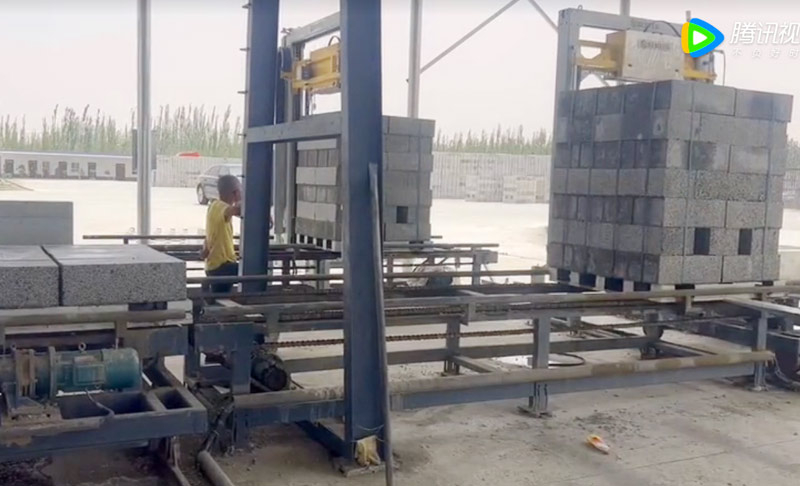 自保溫(wen)砌塊碼垛(duǒ)機