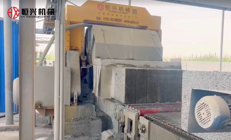 EPS聚苯顆粒(li)砌塊生産(chan)線新疆客(kè)戶現場