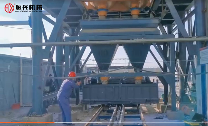 自(zì)保溫發泡(pao)磚生産線(xian)雙工位澆(jiāo)注新疆客(kè)戶現場